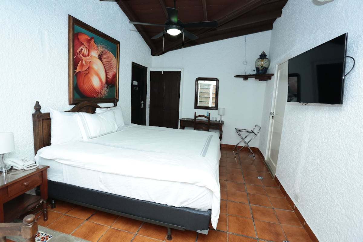 Habitación Deluxe, 1 cama King size (7) | Sábanas de algodón egipcio y camas con efecto memoria