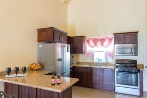 Comfort House, 3 Bedrooms, Kitchen | Private kitchen | Full-size fridge, microwave, oven, stovetop