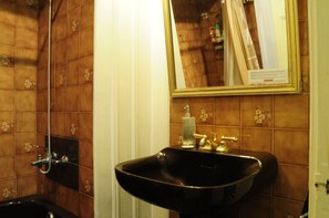 Apartemen Standar, 1 kamar tidur | Kamar mandi | Kombinasi shower/bathtub, bathtub besar, pengering rambut, dan handuk
