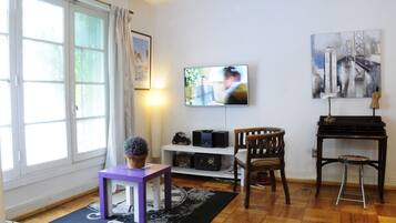 Caja de seguridad en la habitación y tabla de planchar con plancha