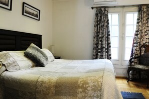 Appartamento Standard, 1 camera da letto | Una cassaforte in camera, ferro/asse da stiro, Wi-Fi gratuito