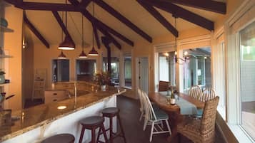 Standard Cabin | Dapur peribadi | Peti sejuk/penyejuk beku saiz penuh, ketuhar gelombang mikro, ketuhar