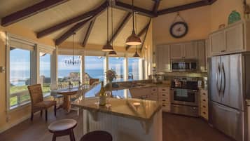 Standard Cabin | Private kitchen | Full-size fridge, microwave, oven, stovetop
