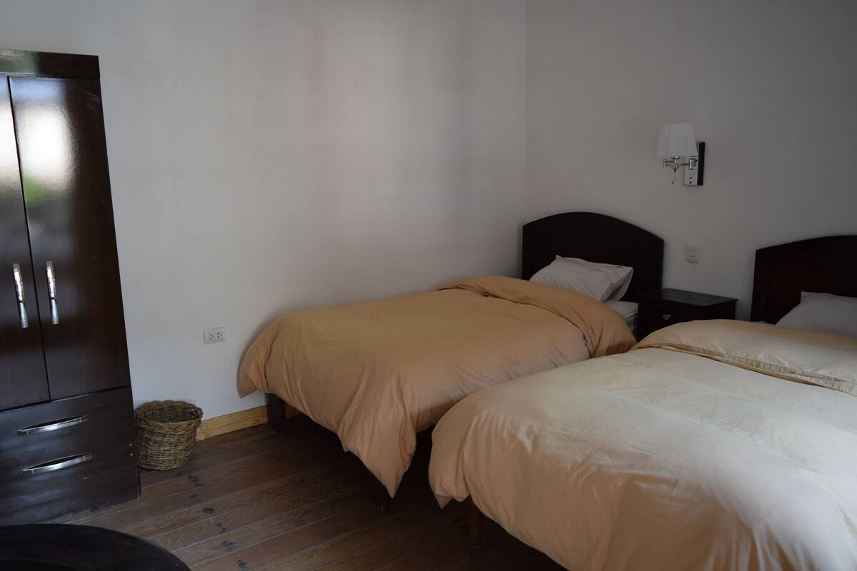 Habitación con 2 camas individuales, 2 camas individuales | Cortinas blackout, wifi gratis y ropa de cama