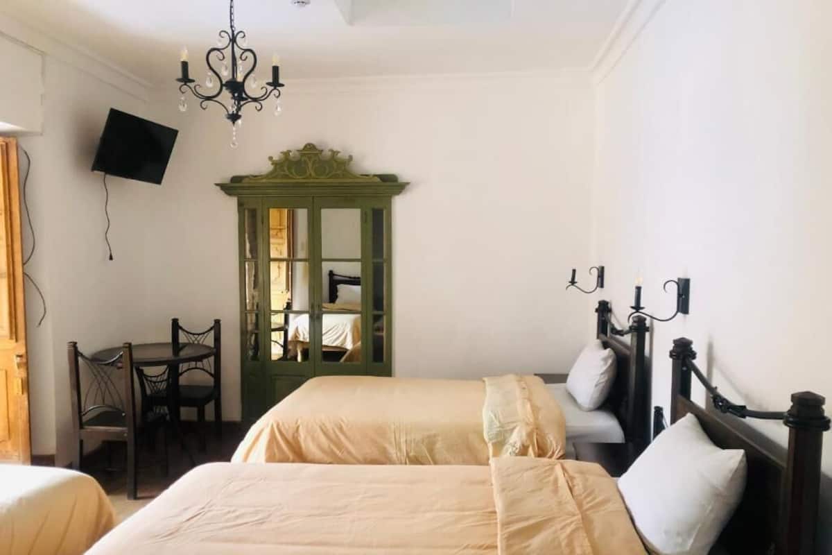 Habitación triple, 3 camas individuales | Cortinas blackout, wifi gratis y ropa de cama