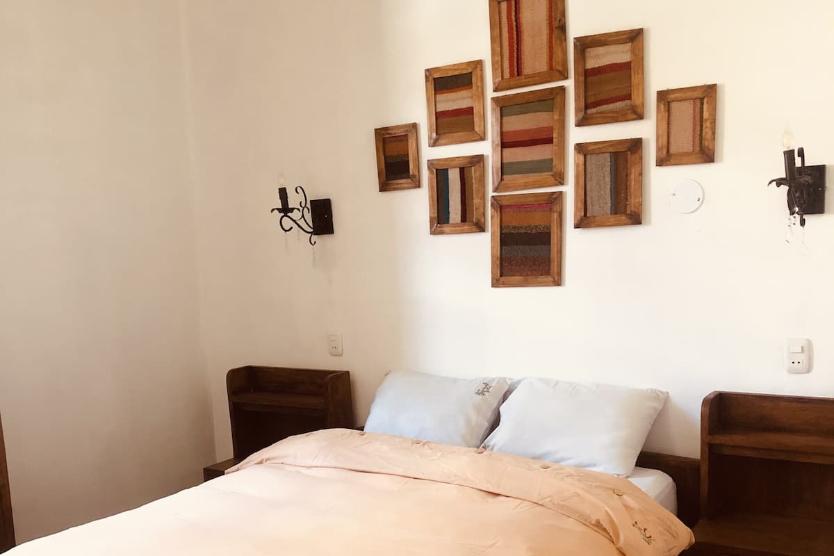 Cortinas blackout, wifi gratis y ropa de cama