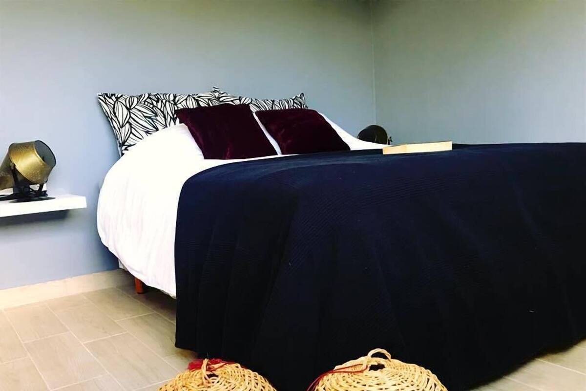 Estudio | Ropa de cama de alta calidad y caja de seguridad en la habitación