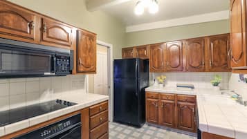 Comfort House, 3 Bedrooms | Dapur peribadi | Peti sejuk, ketuhar gelombang mikro (atas permintaan), ketuhar, dapur