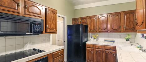 Comfort House, 3 Bedrooms | Private kitchen | Fridge, microwave, oven, stovetop