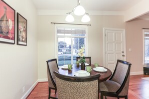 Rumah Comfort, 3 kamar tidur | Makan di kamar