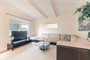 Rumah Comfort, 3 kamar tidur | Area keluarga | Smart TV