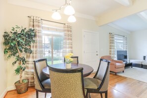 Rumah Comfort, 3 kamar tidur | Makan di kamar