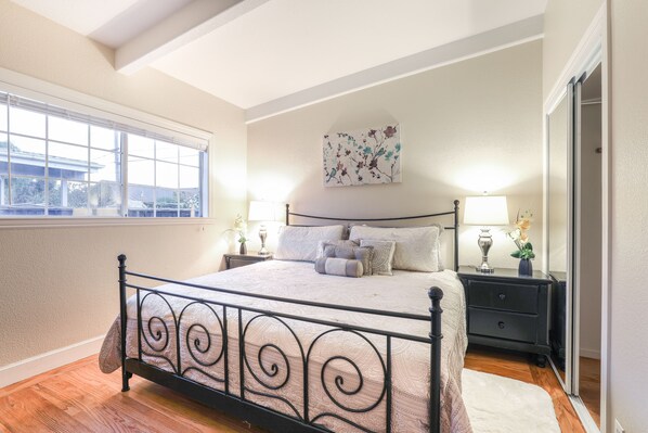 Comfort House, 3 Bedrooms | 3 bedrooms, Egyptian cotton sheets, premium bedding, desk - Peaches & Cream (Santa Clara)
