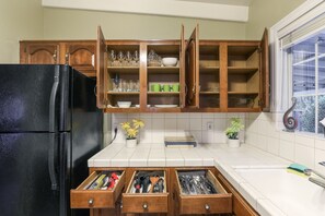 Comfort House, 3 Bedrooms | Private kitchen | Fridge, microwave, oven, stovetop - Peaches & Cream (Santa Clara)