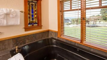 Luxury Suite, 1 King Bed | Jetted bathtub