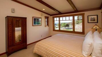 Luxury Suite, 1 King Bed | 1 bedroom, premium bedding, iron/ironing board, travel cot