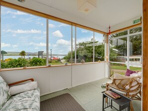 Interior entrance - Surat Bay Lodge, Motel and Backpackers (New Haven)