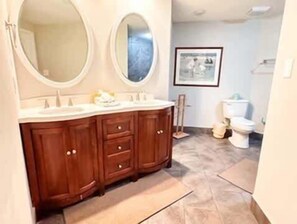 Douche, sèche-cheveux, serviettes fournies