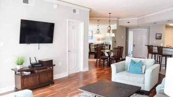 Een televisie en een kantoor