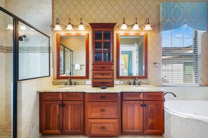 Combined shower/bathtub, hair dryer, towels - Fairway North Shore: Private Pool, Water Park, Golf View, Near Disney (Kissimmee)