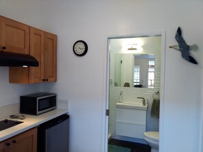 Mikrowelle, Herdplatte, Wasserkocher mit Kaffee-/Teezubehör, Küchenrolle