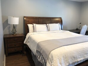 4 عدّة غرف نوم ومكتب ومكواة/لوح كي وسرير سفر