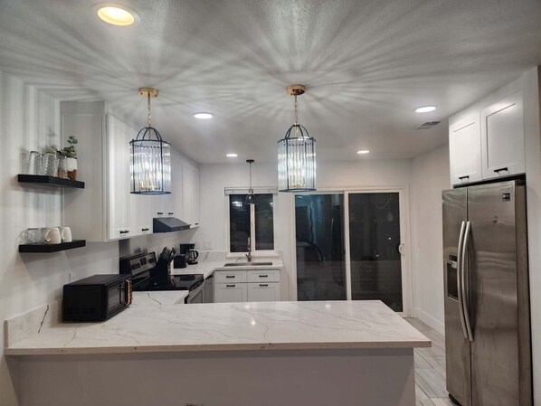 ثلاجة، ميكروويف، فرن، موقد طهي مسطح