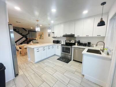 Family-friendly 4 bedrooms, mountain view townhouse located in Hacienda Heights