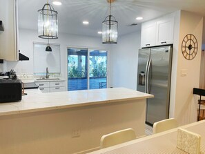 ثلاجة، ميكروويف، فرن، موقد طهي مسطح