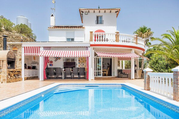 Una piscina al aire libre, una piscina climatizada
