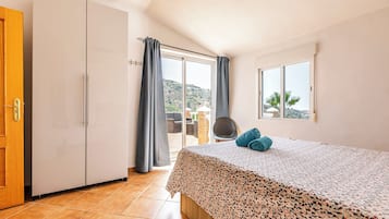 6 bedrooms, in-room safe, iron/ironing board, free WiFi