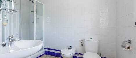 Kylpyhuone, jossa on pesuallas, wc ja suihku.