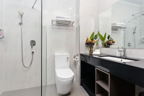 Shower, free toiletries, hair dryer, slippers - Darwin City Hotel (Darwin)
