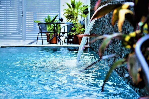 Una piscina al aire libre