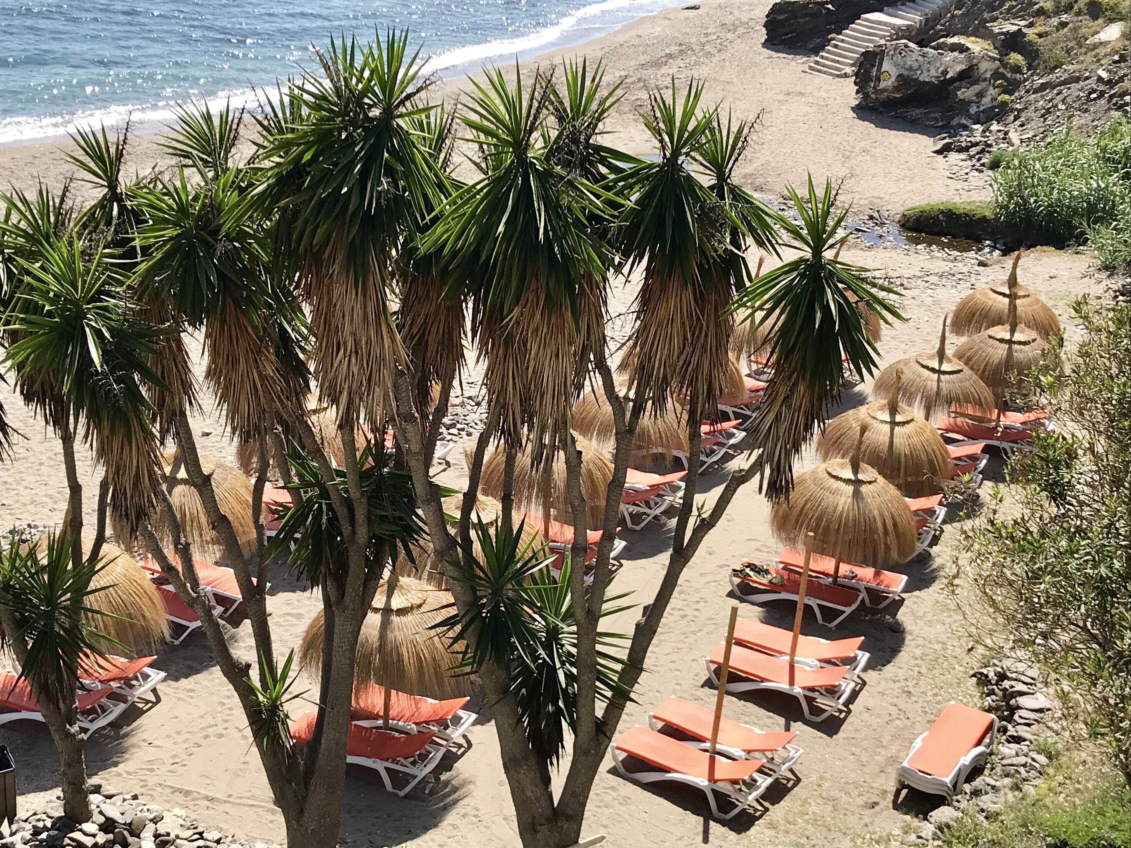 På stranden, solsenger og strandhåndklær