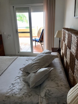 1 dormitorio, caja fuerte, tabla de planchar con plancha y cuna de viaje