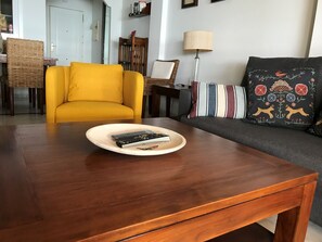 Una Smart TV, un reproductor de DVD, libros, un reproductor estéreo
