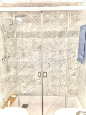 Douche, sèche-cheveux, bidet, serviettes fournies