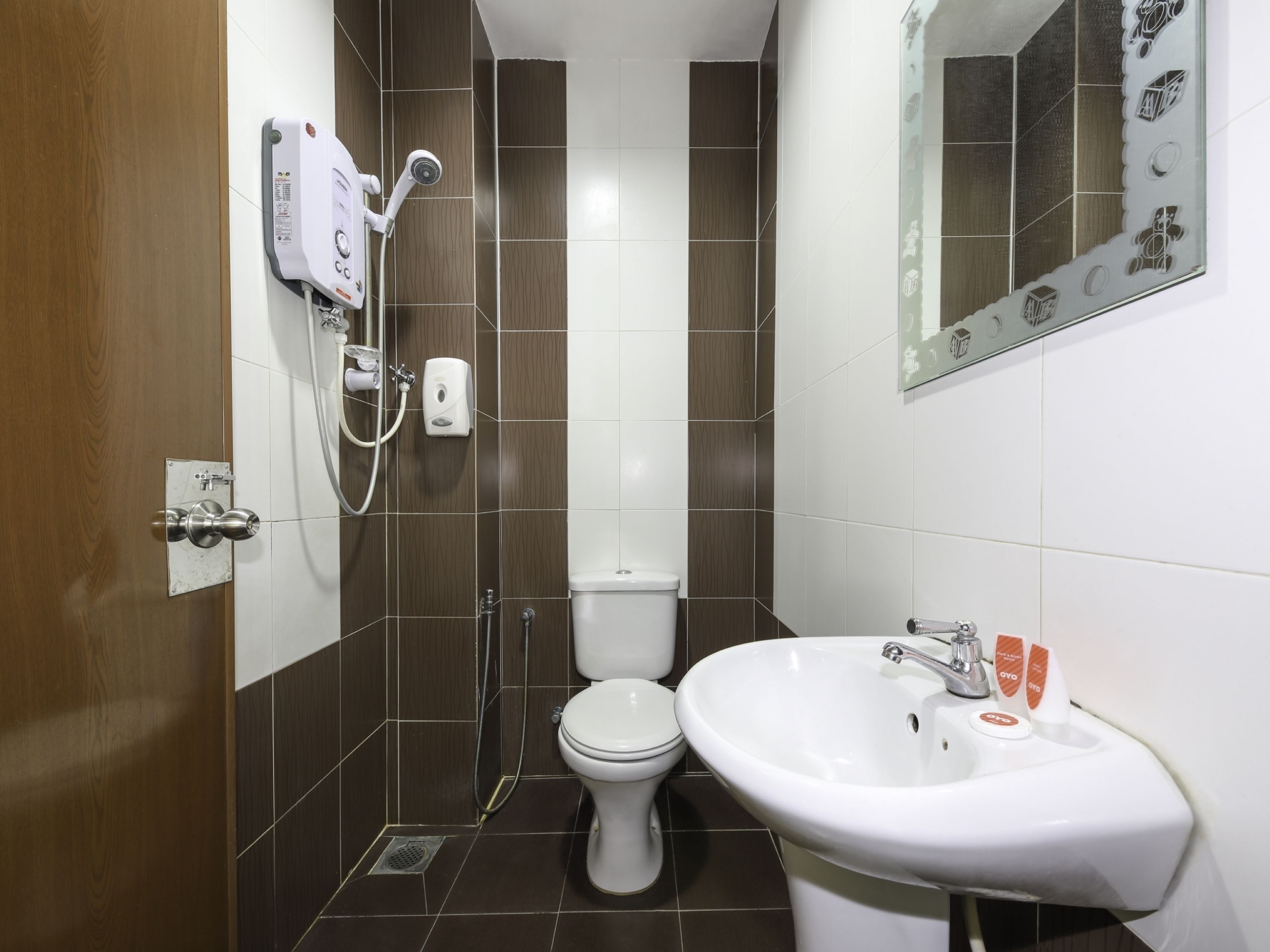 family suite | bathroom | shower, towels