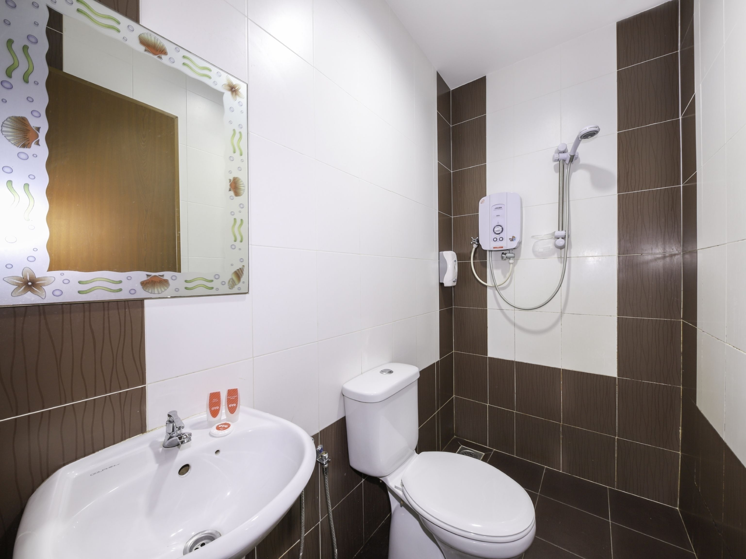 standard twin room | bathroom | shower, towels