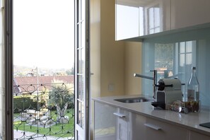 Fridge, microwave, oven, stovetop - Casa da Pousada - Historic Farmhouse with Private Pool & Total Exclusivity (Barcelos)