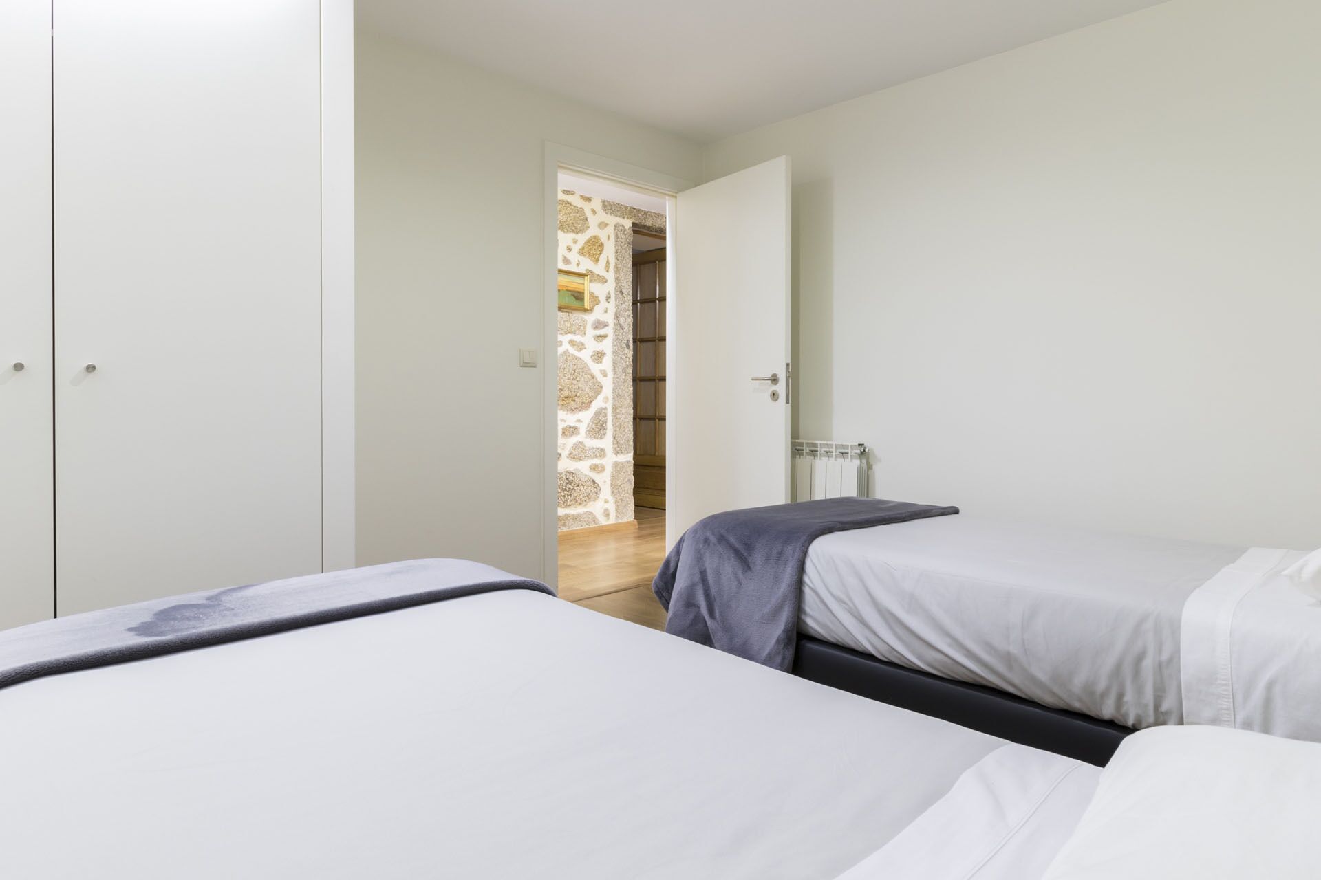 6 bedrooms, travel cot, WiFi, bed sheets