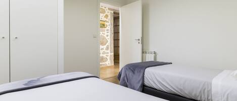 6 bedrooms, travel cot, WiFi, bed sheets