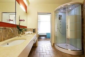 Shower, free toiletries, hair dryer, bidet