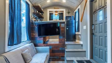 Studio Standar | Area keluarga | TV layar datar, Netflix, dan layanan streaming