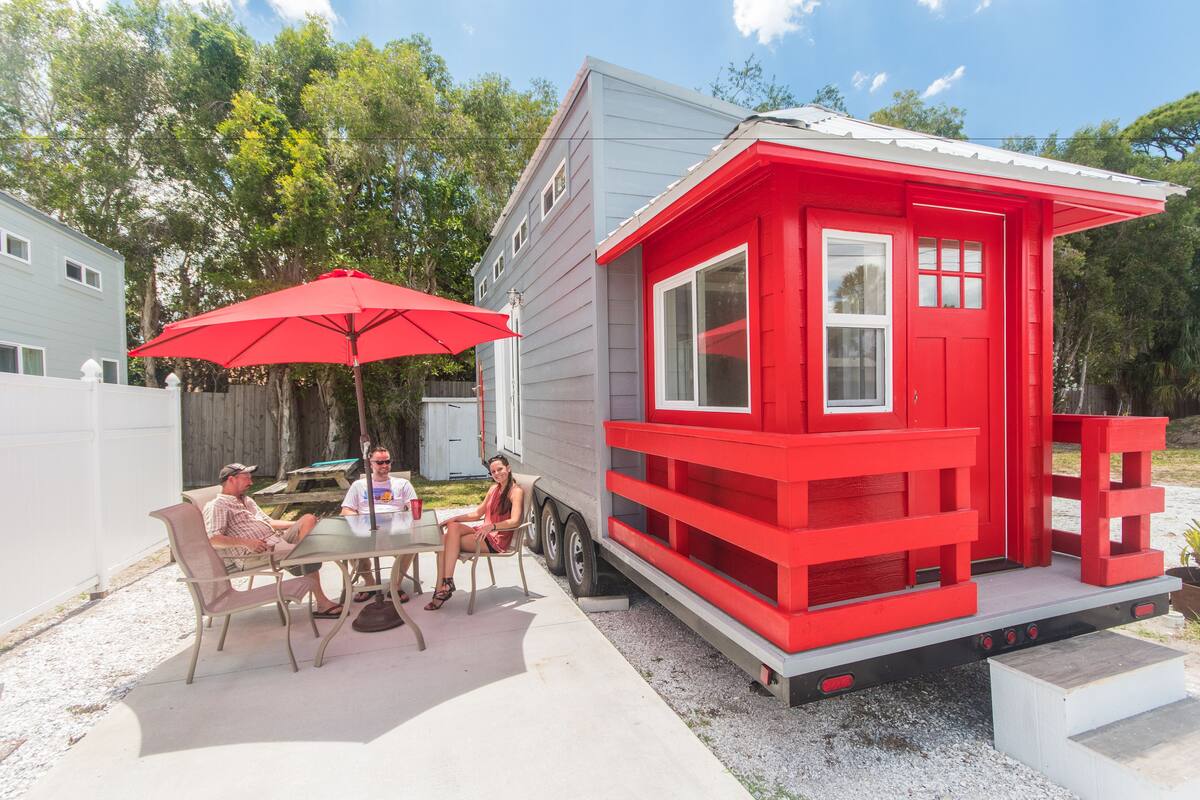 Hytte (Tiny House - Red Lifeguard Stand) | Lydisolert, wi-fi (inkludert) og individuelt dekorert