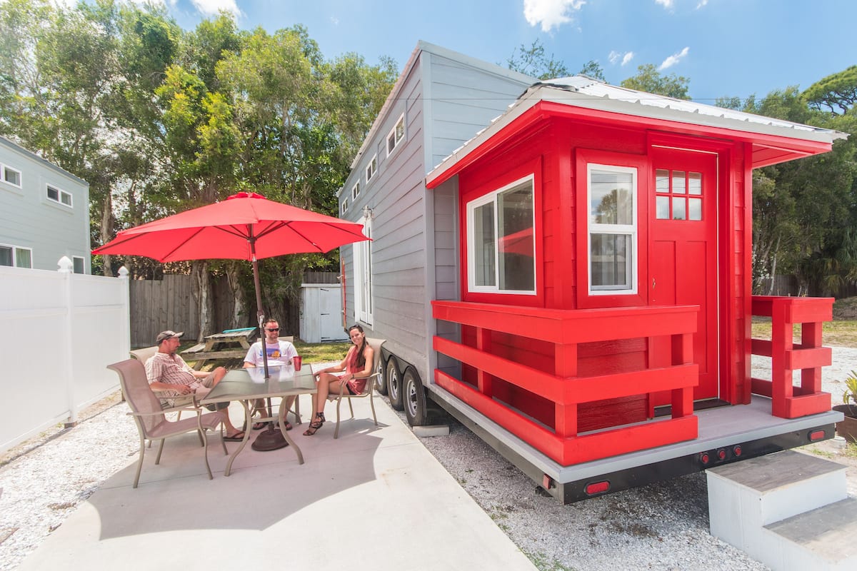 Cabin (Tiny House - Red Lifeguard Stand) | 1 bilik tidur, dihias secara berasingan