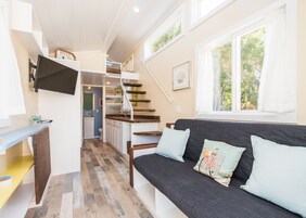 Cabin (Tiny House - The Siesta) | Living area | Flat-screen TV, Netflix, streaming services