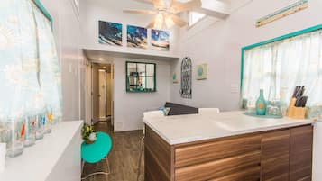Cabaña (Tiny House - Sand Dollar) | Área de sala de estar | Televisión de pantalla plana, Netflix y servicios de streaming