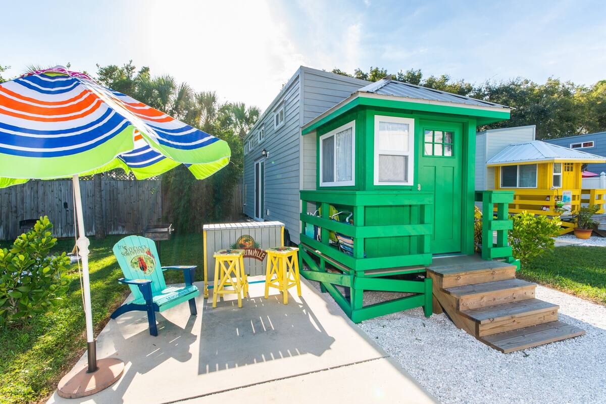 Hytte (Tiny House - Green Lifeguard Stand) | Lydisolert, wi-fi (inkludert) og individuelt dekorert